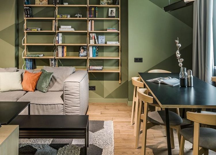 Hölgy új, modern lakása zöld árnyalatokkal, geometrikus mintákkal, a hálószobában puha falpanelekkel