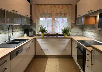 Üveg vagy kő? Mindkettő! Mit tegyünk, ha ötvözni szeretnénk az üveg konyha hátfal előnyeit egy más anyag látványával? Tipp