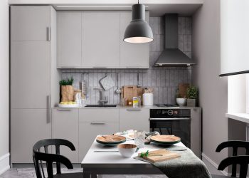 Üvegfalra cserélt konyha nappali válaszfal fiatal pár 60m2-es lakásában, teljesen semleges színpaletta világos és sötétszürke elemekkel