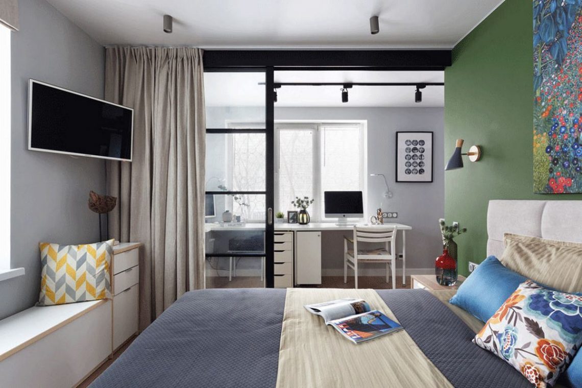 Fiatal férfi két kiskutyával - kétszobás lakás egy színes és két üvegfallal, a fürdőben extra mosótálcával a kutyusoknak