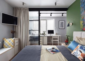 Fiatal férfi két kiskutyával - kétszobás lakás egy színes és két üvegfallal, a fürdőben extra mosótálcával a kutyusoknak