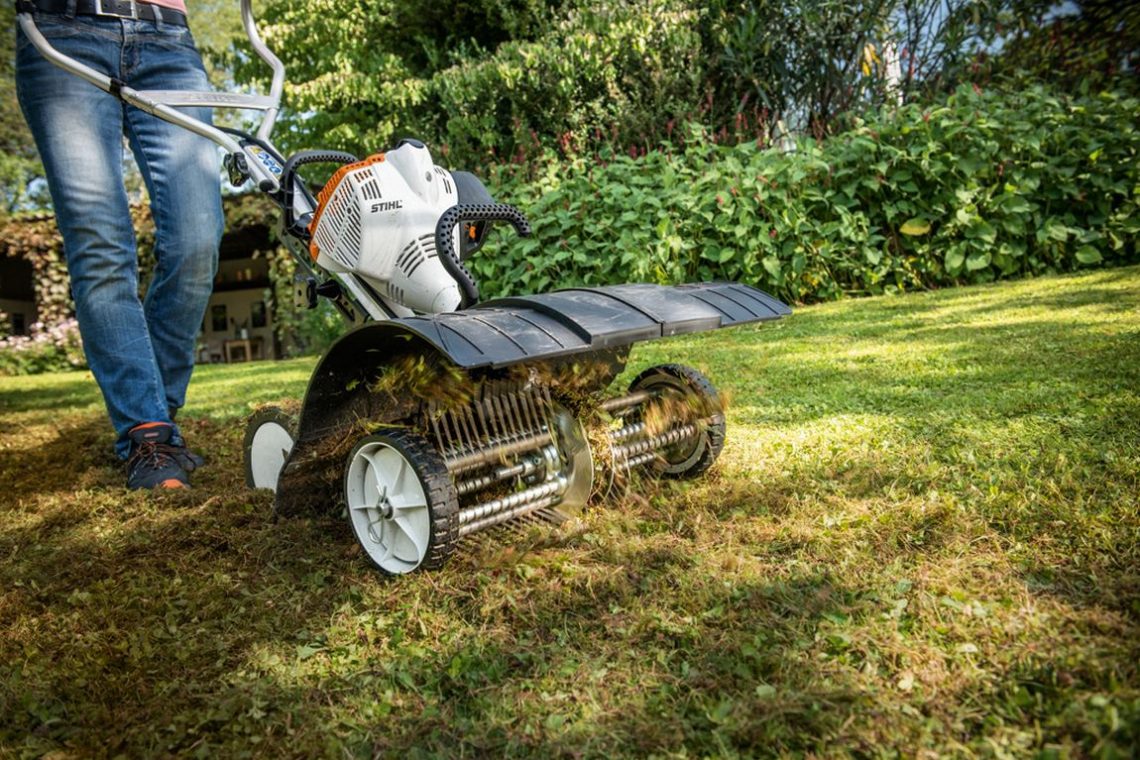 5 kora tavaszi teendő a kertben - A gyep gondozása és a talaj szellőztetése