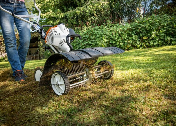 5 kora tavaszi teendő a kertben - A gyep gondozása és a talaj szellőztetése