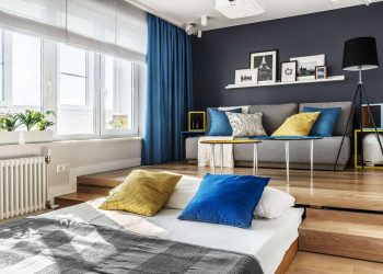 Dobogó alá rejtett ágy, dolgozósarok a beépített erkélyen - 36m2-es kis lakás modern berendezéssel