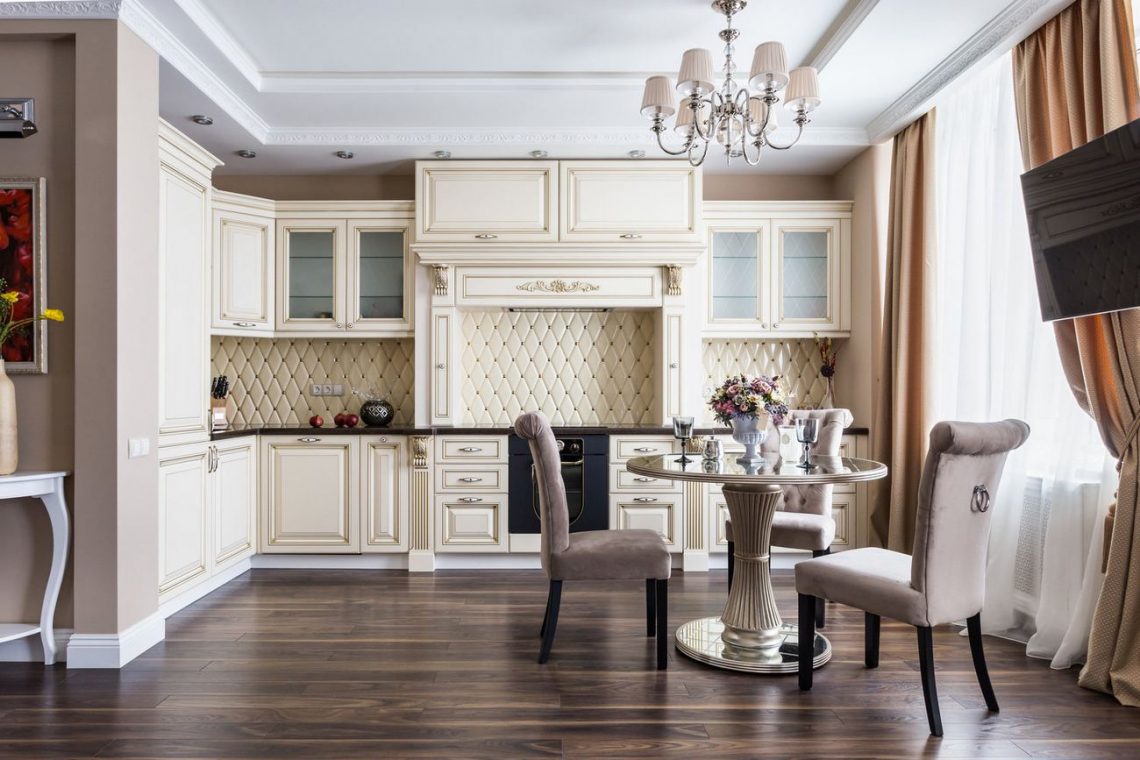 Kétszobás lakás klasszikus lakberendezéssel - lágy színek, markáns kék kanapé, elegáns részletek