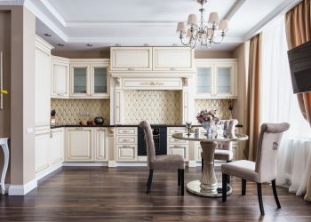 Kétszobás lakás klasszikus lakberendezéssel - lágy színek, markáns kék kanapé, elegáns részletek