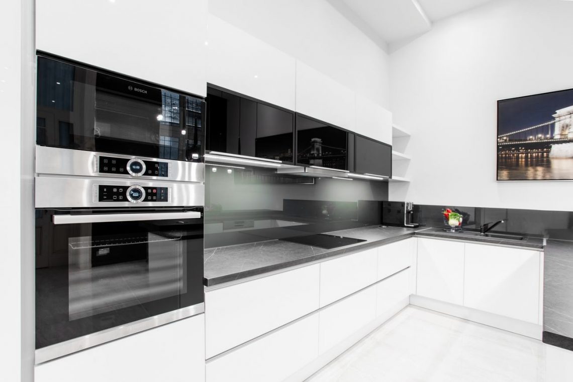 120 m2-es belvárosi lakás felújítása és berendezése célzottan kiadásra - három szoba, semleges alapszínek, nagy konyha, galéria