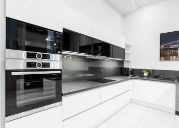 120 m2-es belvárosi lakás felújítása és berendezése célzottan kiadásra - három szoba, semleges alapszínek, nagy konyha, galéria