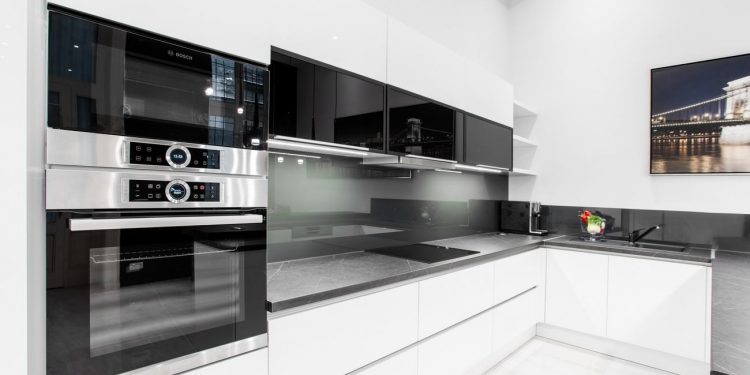 120 m2-es belvárosi lakás felújítása és berendezése célzottan kiadásra - három szoba, semleges alapszínek, nagy konyha, galéria