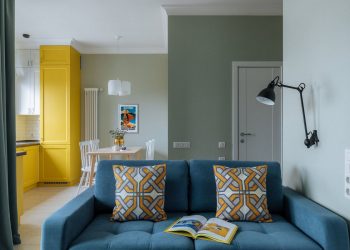 41m2-es lakás remek berendezése - szürkészöld, kék, sárga színárnyalatok, fa felületek kombinációja, dolgozósarok a beépített erkélyen