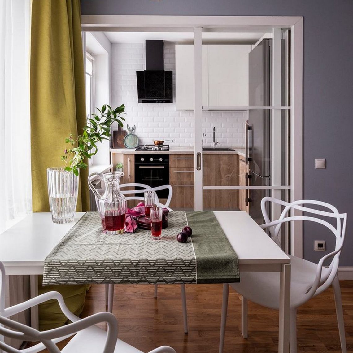 Egyszerű de mutatós összképet adó megoldások – lakberendezés egy 45m2-es, kétszobás lakásban, üvegezett tolóajtóval leválasztott konyhával