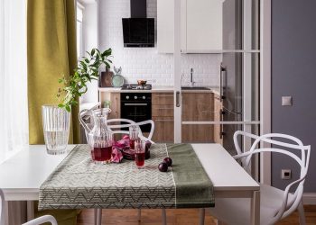 Egyszerű de mutatós összképet adó megoldások – lakberendezés egy 45m2-es, kétszobás lakásban, üvegezett tolóajtóval leválasztott konyhával