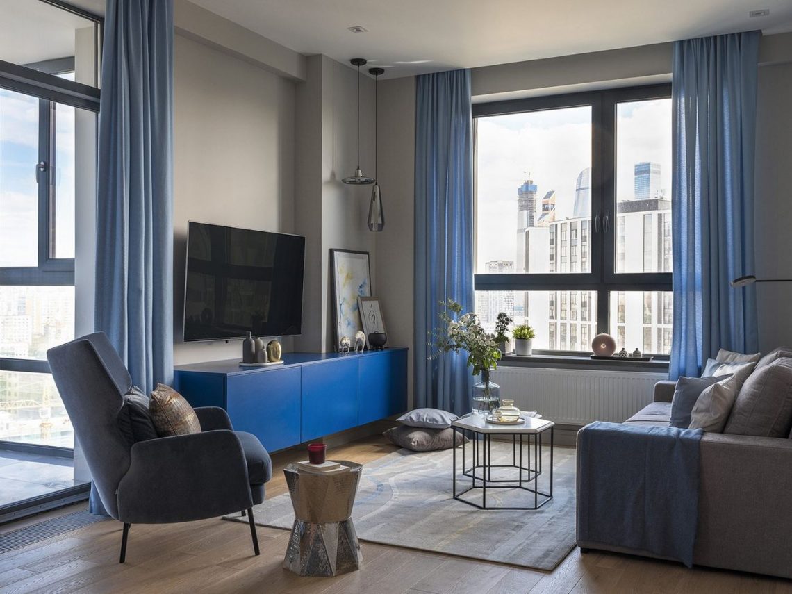 Kellemes kék színek a dekorációban világosszürke háttérrel - 52m2-es, másfél szobás lakás elegáns, letisztult lakberendezéssel