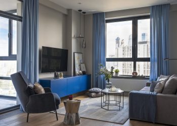 Kellemes kék színek a dekorációban világosszürke háttérrel - 52m2-es, másfél szobás lakás elegáns, letisztult lakberendezéssel