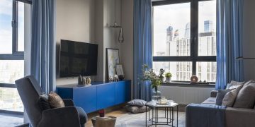 Kellemes kék színek a dekorációban világosszürke háttérrel - 52m2-es, másfél szobás lakás elegáns, letisztult lakberendezéssel