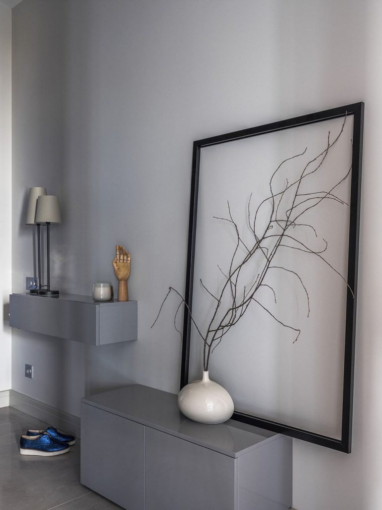 Kellemes kék színek a dekorációban világosszürke háttérrel - 52m2-es, másfél szobás lakás elegáns, letisztult lakberendezéssel Kellemes kék színek a dekorációban világosszürke háttérrel - 52m2-es, másfél szobás lakás elegáns, letisztult lakberendezéssel