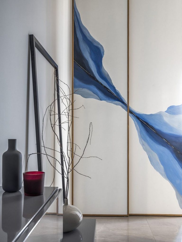 Kellemes kék színek a dekorációban világosszürke háttérrel - 52m2-es, másfél szobás lakás elegáns, letisztult lakberendezéssel Kellemes kék színek a dekorációban világosszürke háttérrel - 52m2-es, másfél szobás lakás elegáns, letisztult lakberendezéssel