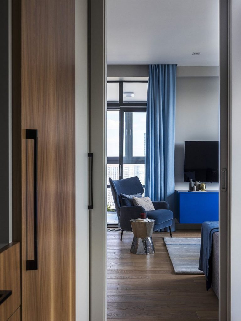 Kellemes kék színek a dekorációban világosszürke háttérrel - 52m2-es, másfél szobás lakás elegáns, letisztult lakberendezéssel Kellemes kék színek a dekorációban világosszürke háttérrel - 52m2-es, másfél szobás lakás elegáns, letisztult lakberendezéssel