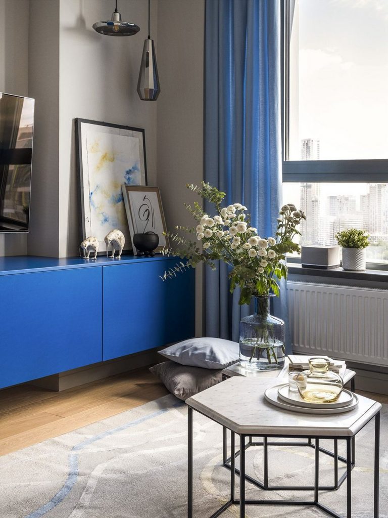 Kellemes kék színek a dekorációban világosszürke háttérrel - 52m2-es, másfél szobás lakás elegáns, letisztult lakberendezéssel Kellemes kék színek a dekorációban világosszürke háttérrel - 52m2-es, másfél szobás lakás elegáns, letisztult lakberendezéssel