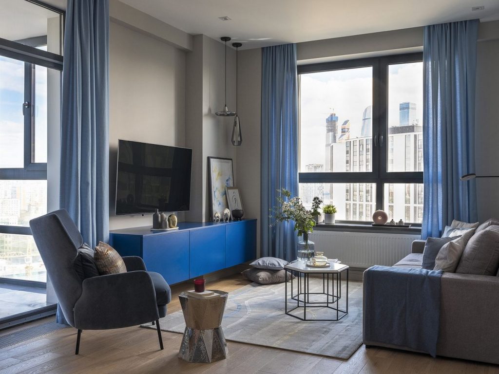 Kellemes kék színek a dekorációban világosszürke háttérrel - 52m2-es, másfél szobás lakás elegáns, letisztult lakberendezéssel Kellemes kék színek a dekorációban világosszürke háttérrel - 52m2-es, másfél szobás lakás elegáns, letisztult lakberendezéssel