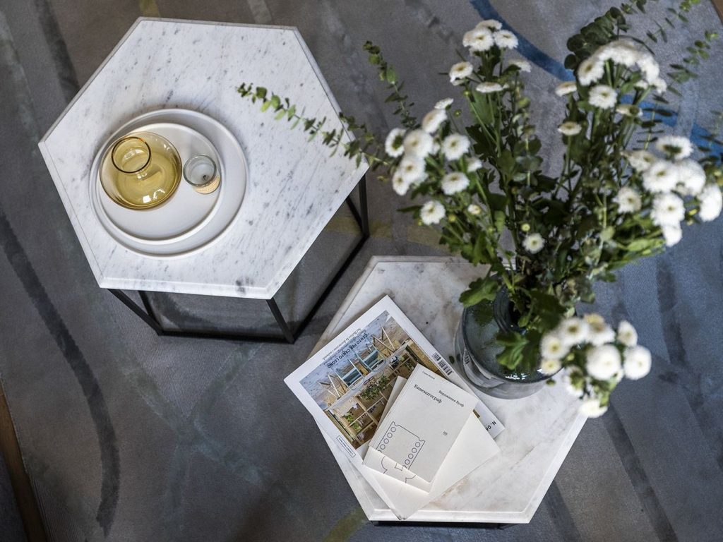 Kellemes kék színek a dekorációban világosszürke háttérrel - 52m2-es, másfél szobás lakás elegáns, letisztult lakberendezéssel Kellemes kék színek a dekorációban világosszürke háttérrel - 52m2-es, másfél szobás lakás elegáns, letisztult lakberendezéssel