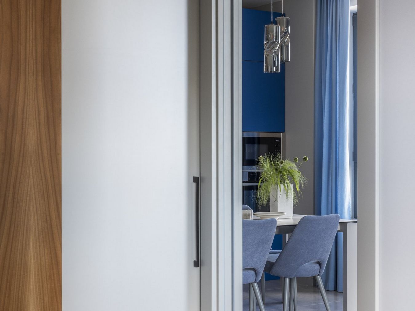 Kellemes kék színek a dekorációban világosszürke háttérrel - 52m2-es, másfél szobás lakás elegáns, letisztult lakberendezéssel