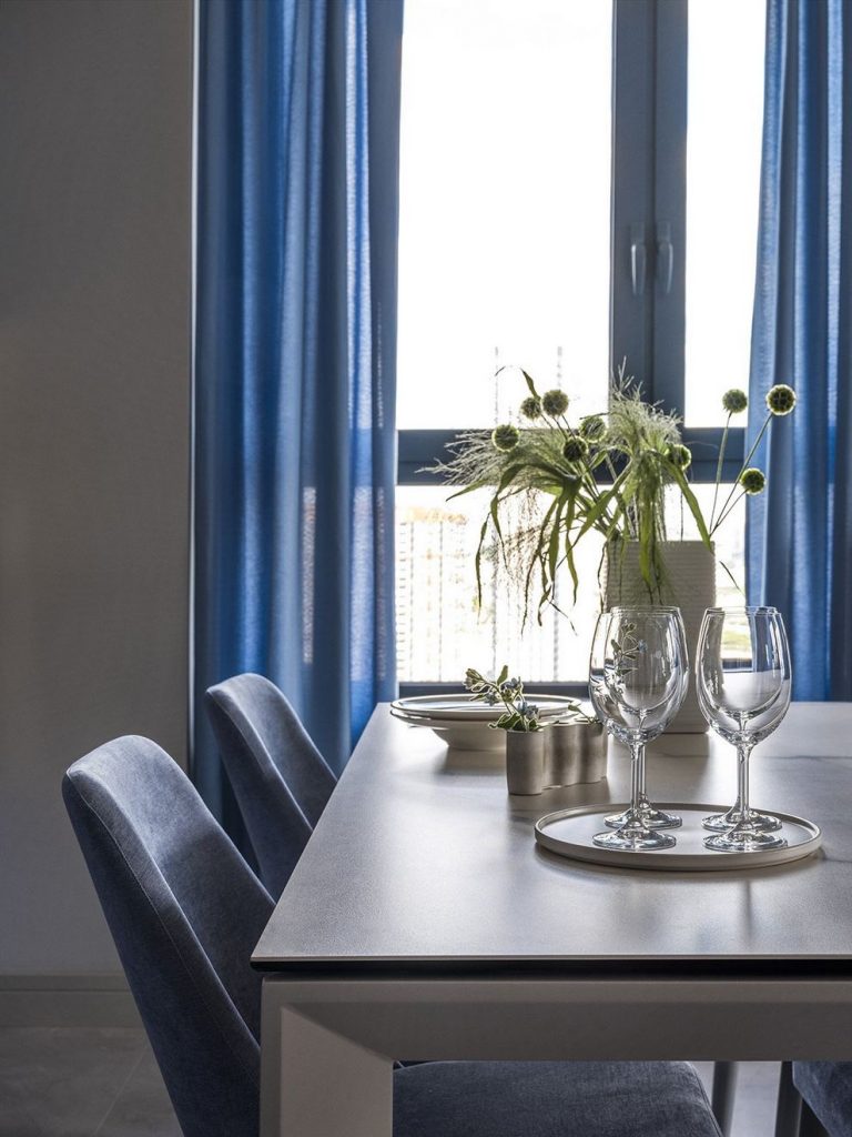 Kellemes kék színek a dekorációban világosszürke háttérrel - 52m2-es, másfél szobás lakás elegáns, letisztult lakberendezéssel Kellemes kék színek a dekorációban világosszürke háttérrel - 52m2-es, másfél szobás lakás elegáns, letisztult lakberendezéssel