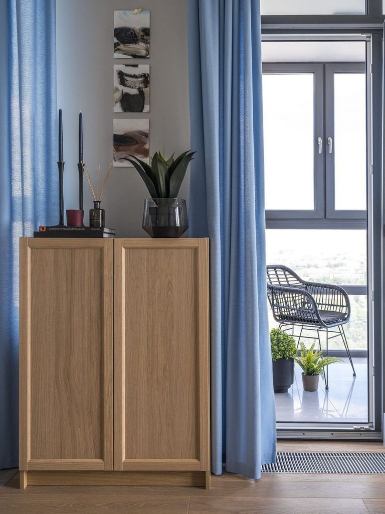 Kellemes kék színek a dekorációban világosszürke háttérrel - 52m2-es, másfél szobás lakás elegáns, letisztult lakberendezéssel Kellemes kék színek a dekorációban világosszürke háttérrel - 52m2-es, másfél szobás lakás elegáns, letisztult lakberendezéssel