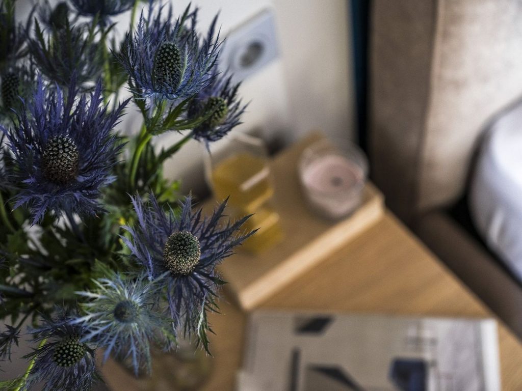 Kellemes kék színek a dekorációban világosszürke háttérrel - 52m2-es, másfél szobás lakás elegáns, letisztult lakberendezéssel Kellemes kék színek a dekorációban világosszürke háttérrel - 52m2-es, másfél szobás lakás elegáns, letisztult lakberendezéssel