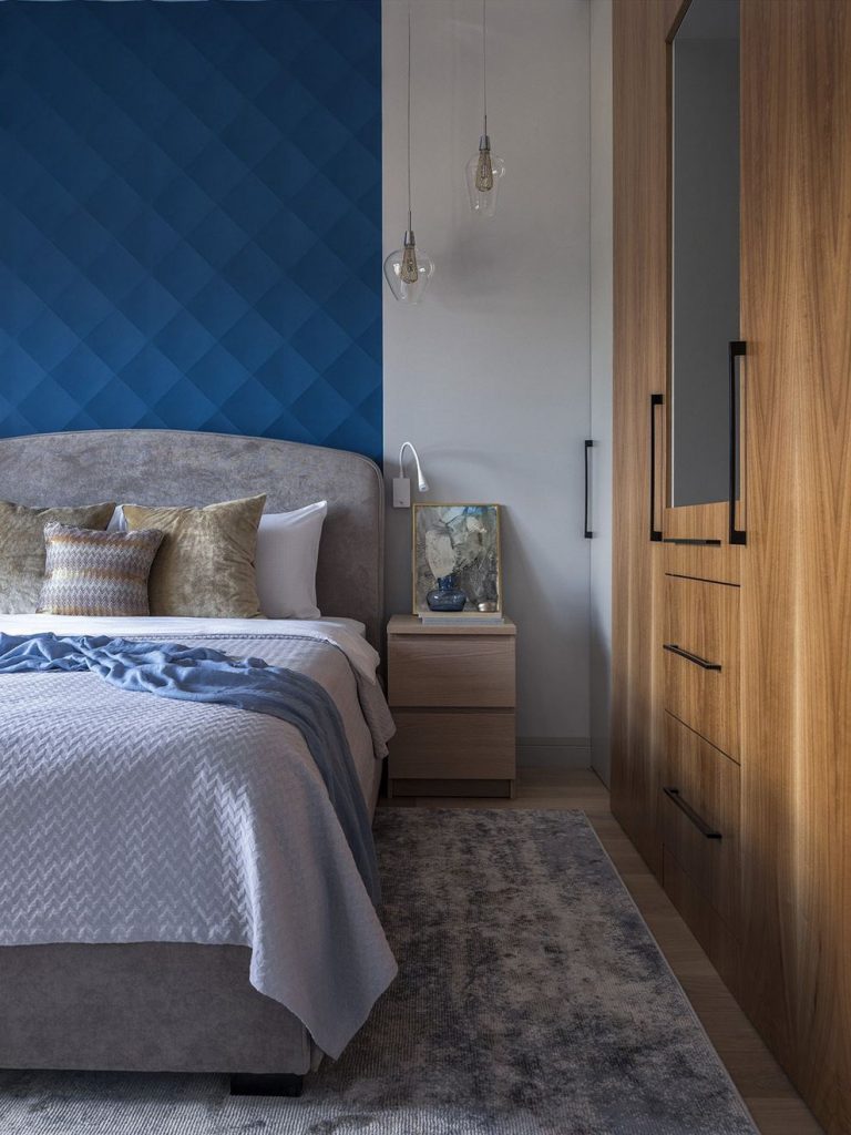 Kellemes kék színek a dekorációban világosszürke háttérrel - 52m2-es, másfél szobás lakás elegáns, letisztult lakberendezéssel Kellemes kék színek a dekorációban világosszürke háttérrel - 52m2-es, másfél szobás lakás elegáns, letisztult lakberendezéssel