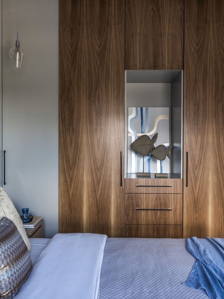 Kellemes kék színek a dekorációban világosszürke háttérrel - 52m2-es, másfél szobás lakás elegáns, letisztult lakberendezéssel Kellemes kék színek a dekorációban világosszürke háttérrel - 52m2-es, másfél szobás lakás elegáns, letisztult lakberendezéssel