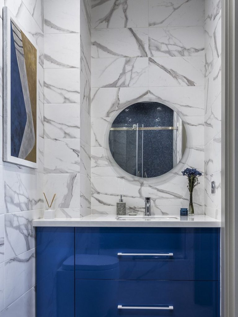 Kellemes kék színek a dekorációban világosszürke háttérrel - 52m2-es, másfél szobás lakás elegáns, letisztult lakberendezéssel Kellemes kék színek a dekorációban világosszürke háttérrel - 52m2-es, másfél szobás lakás elegáns, letisztult lakberendezéssel