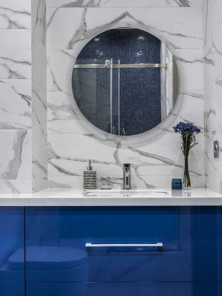 Kellemes kék színek a dekorációban világosszürke háttérrel - 52m2-es, másfél szobás lakás elegáns, letisztult lakberendezéssel Kellemes kék színek a dekorációban világosszürke háttérrel - 52m2-es, másfél szobás lakás elegáns, letisztult lakberendezéssel