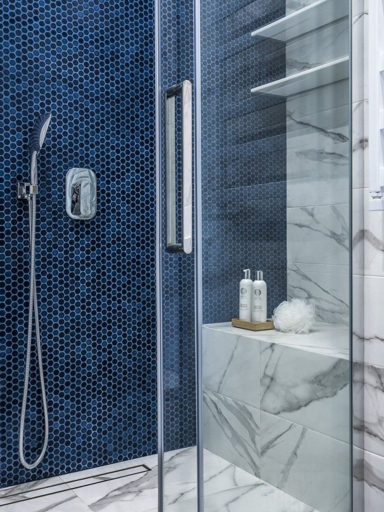 Kellemes kék színek a dekorációban világosszürke háttérrel - 52m2-es, másfél szobás lakás elegáns, letisztult lakberendezéssel Kellemes kék színek a dekorációban világosszürke háttérrel - 52m2-es, másfél szobás lakás elegáns, letisztult lakberendezéssel