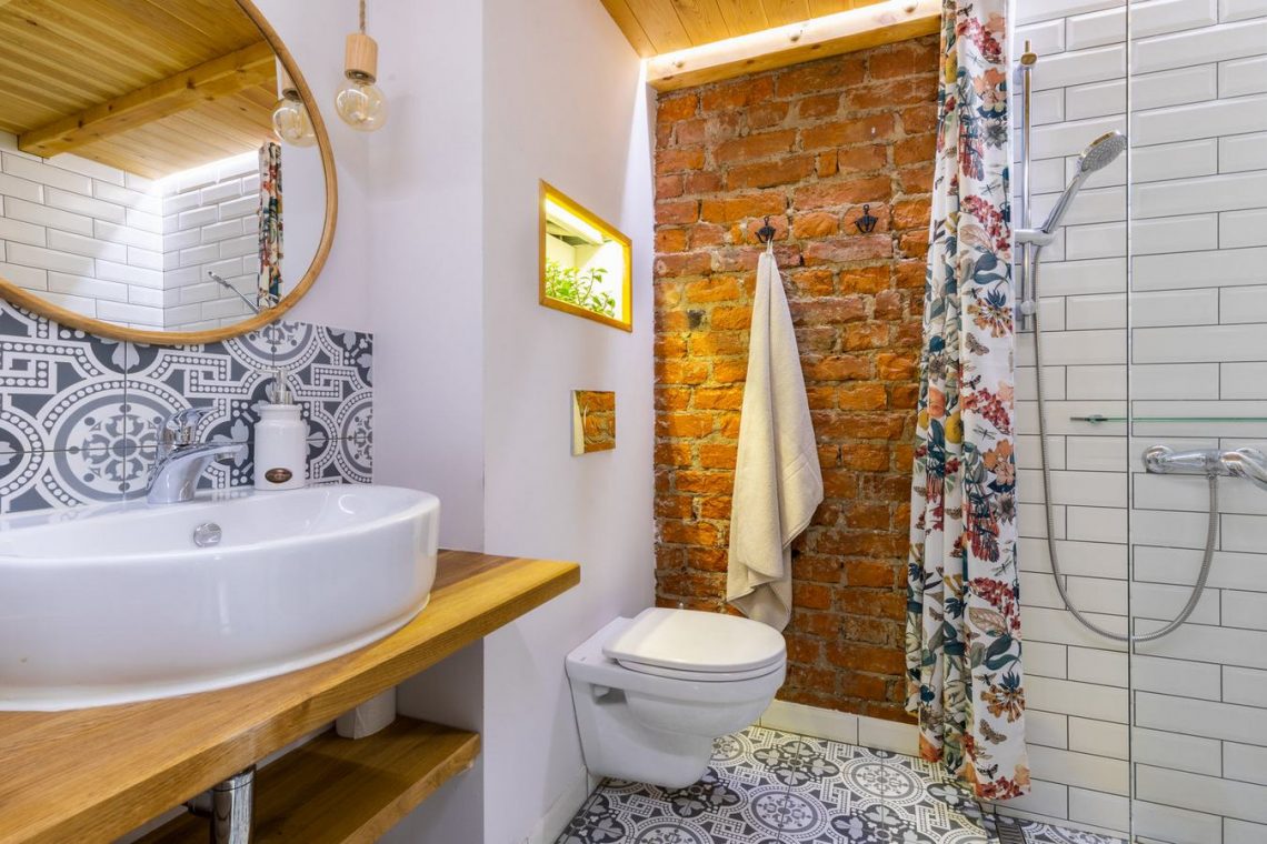 Kényelmes otthonnak túl pici 28m2-es lakás ötletes felújítása - szállóvendégeknek hangulatos és jól használható berendezés