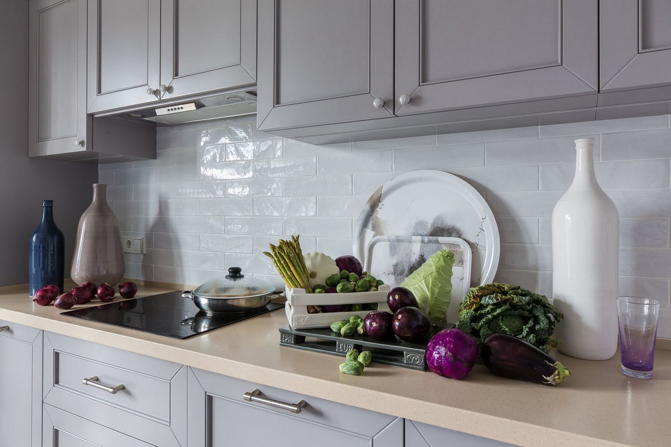 Középső helyiségben konyha étkezővel, dolgozósarok a beépített erkélyen - fiatal házaspár háromszobás, 74m2-es lakása Középső helyiségben konyha étkezővel, dolgozósarok a beépített erkélyen - fiatal házaspár háromszobás, 74m2-es lakása