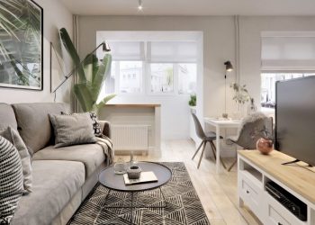 Példa tökéletes helykihasználásra 33m2-en, fiatal férfi modern lakása nyugtató, világos, lágy színekkel, fa felületekkel