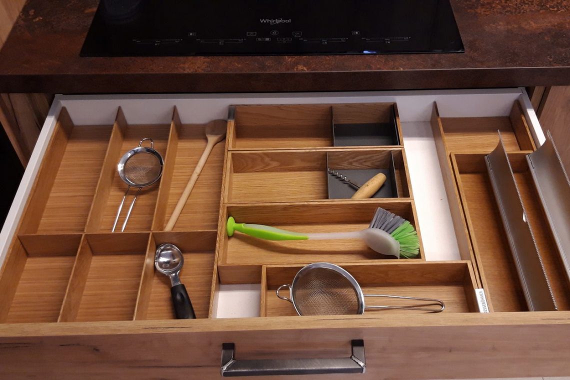 Praktikus elrendezésű evőeszköztartóval minden a helyére kerül!