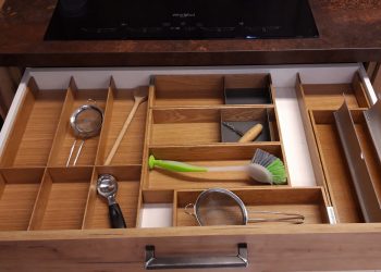 Praktikus elrendezésű evőeszköztartóval minden a helyére kerül!