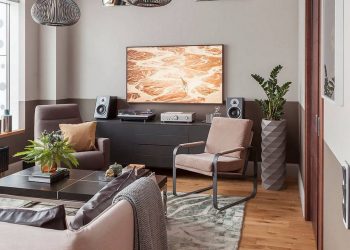 Férfi lakása érdekes lakberendezési ötletekkel 70m2-en - tágas konyha-nappali, változatos formák, minőségi anyagok és burkolatok, nagy belmagasság