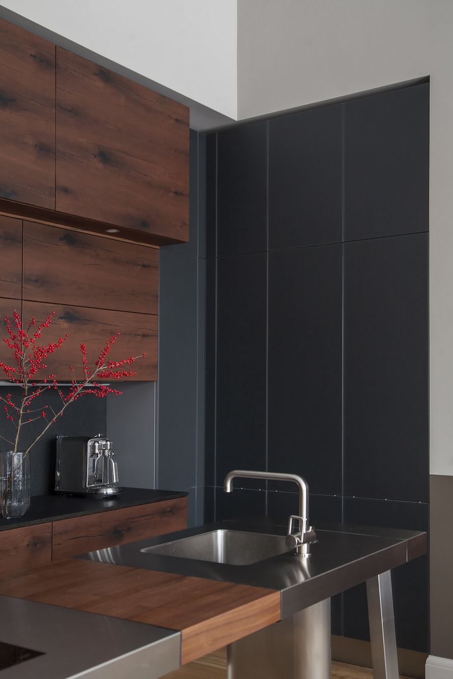 Szép férfi lakás érdekes lakberendezési ötletekkel 70m2-en - tágas konyha-nappali, változatos formák, minőségi anyagok és burkolatok, nagy belmagasság