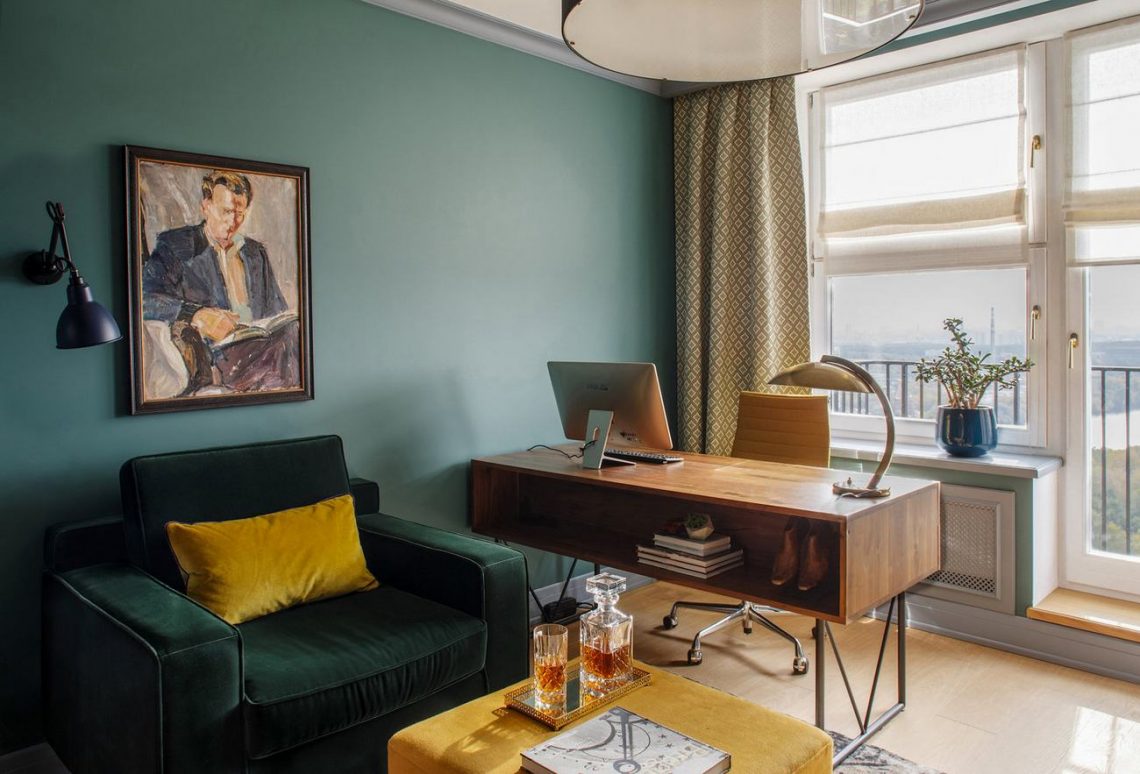 Dolgozószoba tengerzöld falfestéssel, retro bútorokkal