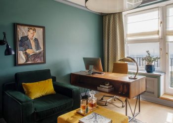 Dolgozószoba tengerzöld falfestéssel, retro bútorokkal