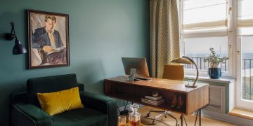 Dolgozószoba tengerzöld falfestéssel, retro bútorokkal