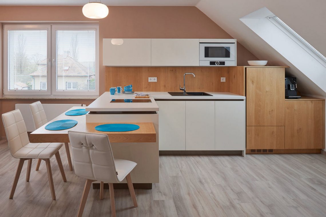 TETŐTÉRI konyha fehér és rusztikus natúr tölgy