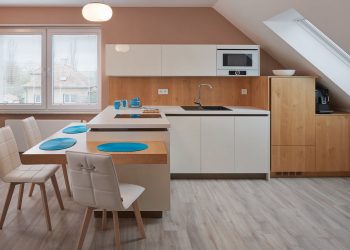 TETŐTÉRI konyha fehér és rusztikus natúr tölgy