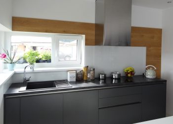 Üveg és laminált vagy fa konyha hátfal kombinációja - TIPP