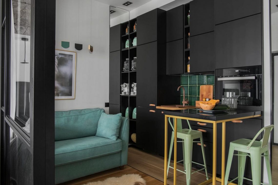 Kis legénylakás férfias lakberendezéssel, 29m2-en teljes méretű ágy, mosó- és mosogatógép, fürdőkád, fekete konyha