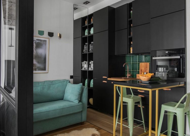 Kis legénylakás férfias lakberendezéssel, 29m2-en teljes méretű ágy, mosó- és mosogatógép, fürdőkád, fekete konyha