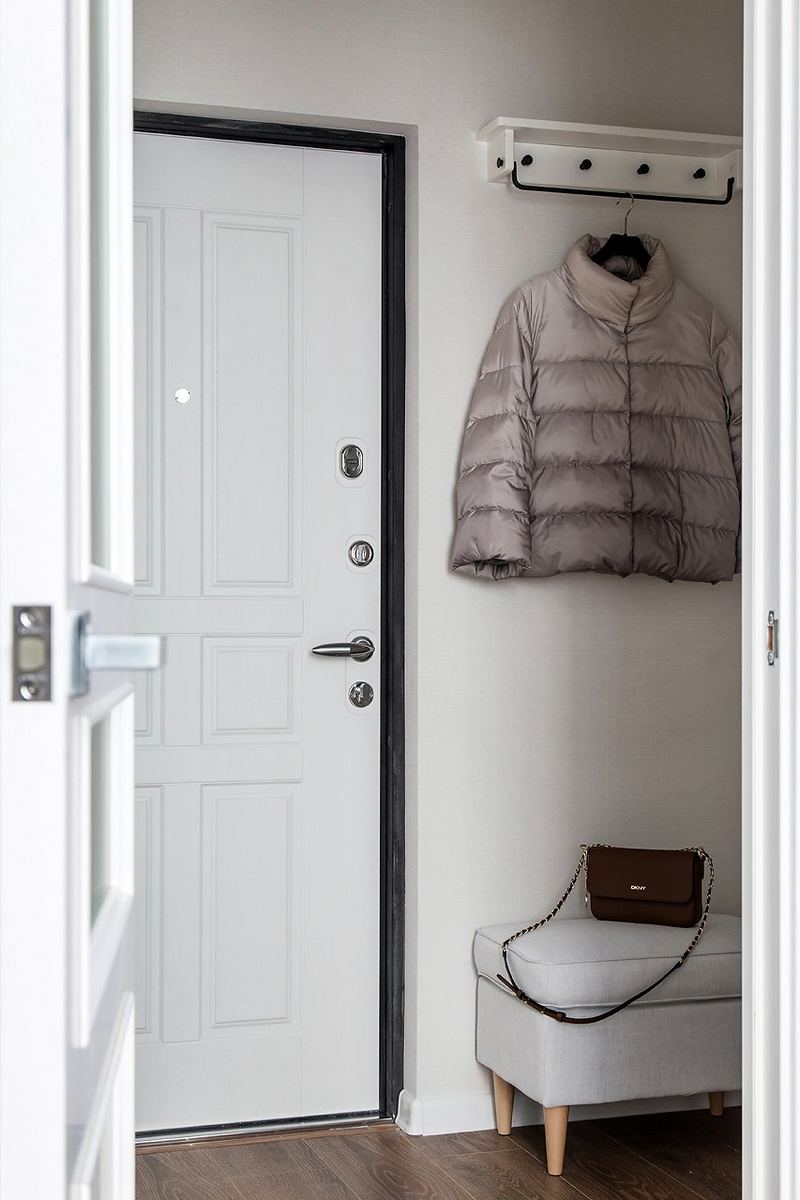 Látványos világoskék konyha panellakásban, 51m2-en kényelmes gyerekszoba egy fiatal pár otthonában